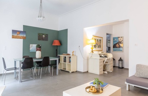 Neos Kosmos Ski Chalet | Renovated (2025) 4 Bdr House near Acropolis - New Beds, Terrace & Green Yard