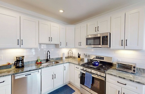Coolidge Corner South Side Apartment | Renovated 2B, In-unit Laundry, Longwood, 1st Flr