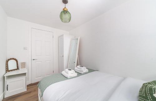 Hammersmith Broadway Apartment | Renovated 2BR Flat with garden, Hammersmith