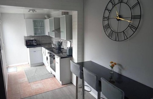 Belfast House | renovated 3 bedroom House, 3 miles from city centre, Belfast City Hall.