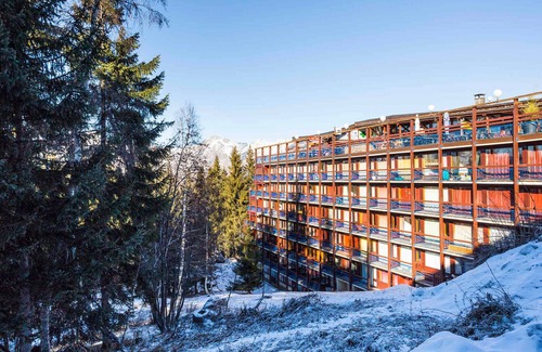 Arc-1800 Apartment | Renovated 3-Bedroom Apartment · Central Location · Balcony · Free WiFi