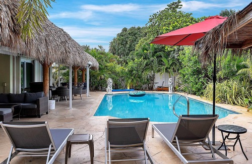 North Corals House | Renovated 3BR/2BA with large heated saltwater pool & tiki bar