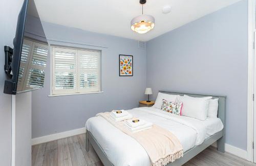 Stratford House | Renovated 3BR wgarden in Stratford, 1min to Train