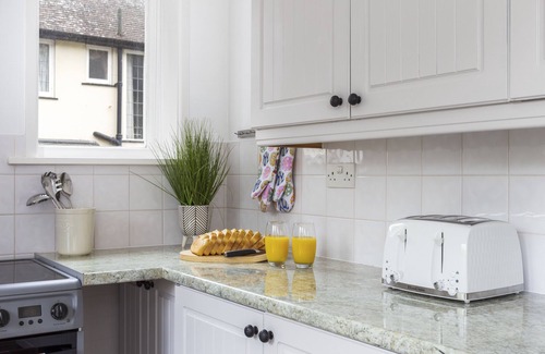 Poole House | RENOVATED 5 BED HOUSE WITH HOT TUB + TABLE TENNIS