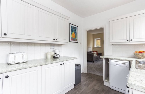 Poole House | RENOVATED 5 BED HOUSE WITH HOT TUB + TABLE TENNIS