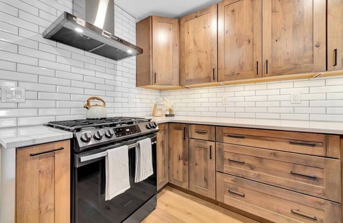 Allenton House | Renovated 5 Bedroom Huge Ranch. Epic kitchen, Basement, Sauna & TONs of beds+