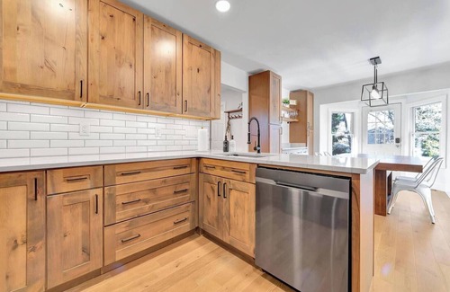 Allenton House | Renovated 5 Bedroom Huge Ranch. Epic kitchen, Basement, Sauna & TONs of beds+