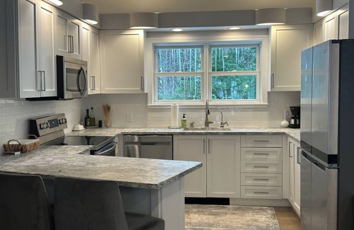 Mountain Acres House | Renovated 5BR ski house minutes from Stratton, Bromley, Mt. Snow & Magic Mtn!