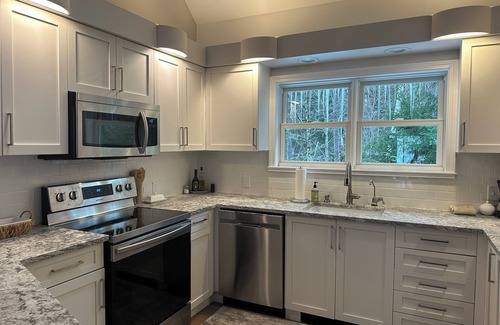 Mountain Acres House | Renovated 5BR ski house minutes from Stratton, Bromley, Mt. Snow & Magic Mtn!