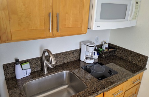 McCully - Moiliili Hotel | Renovated and clean studio in Waikiki for two