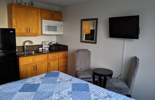McCully - Moiliili Hotel | Renovated and clean studio in Waikiki for two