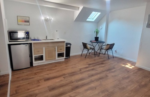 Little Italy House | Renovated and Cozy Little Italy home-Case, University Hospital, Cleveland Clinic