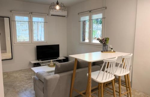 Kifisia Apartment | Renovated apartment in Kifissia Center near Metro G25