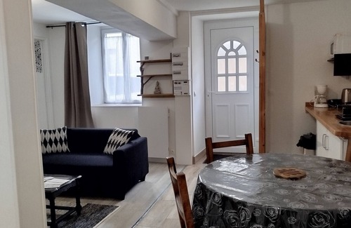 Irancy House | Renovated apartment in quiet wine-growing village. 15min from Auxerre.