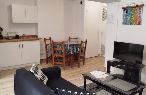 Irancy House | Renovated apartment in quiet wine-growing village. 15min from Auxerre.