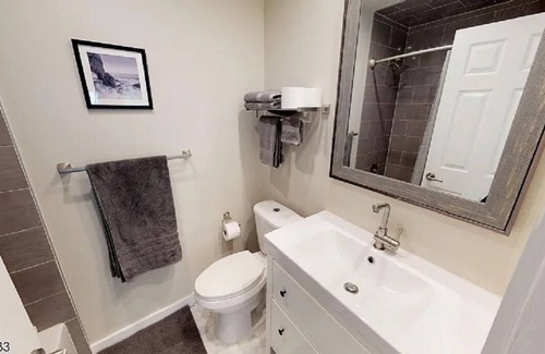 Vauxhall Condo | Renovated, bright and sunny 2 Bedroom / 2 Bathroom w/ seperate Den/ office space