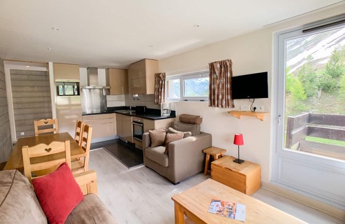 Le Lavachet Apartment | Renovated & Bright Apartment · Near Slopes · Sleeps 9 · Balcony · 2 Baths