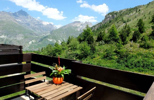 Le Lavachet Apartment | Renovated & Bright Apartment · Near Slopes · Sleeps 9 · Balcony · 2 Baths
