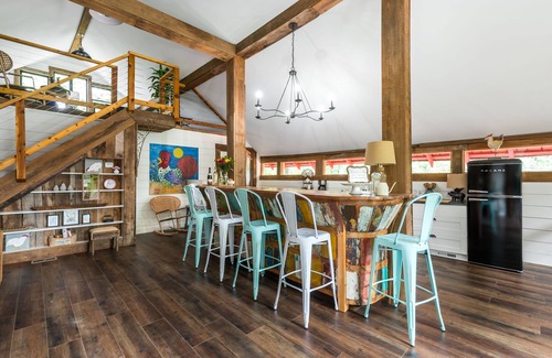 Roswell House | Renovated Charming Barn in Historic Roswell