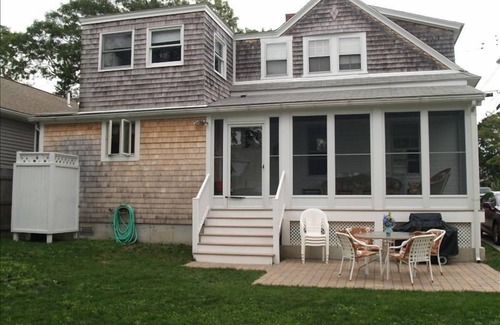 Buzzards Bay Cottage | Renovated Charming Onset Summer Cottage.