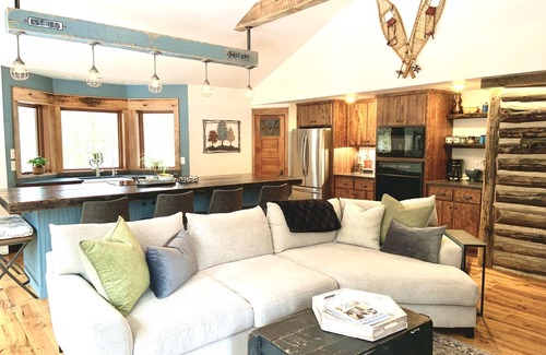 Jacksonport House | Renovated Charming Log Cabin on 4 Acres in Jacksonport
