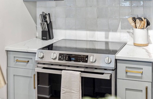 North Capitol Condo | Renovated Chic, Riverfront Condo w/Pool