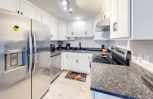 North Bend Condo | Renovated condo with covered porch, grill, & private washer/dryer