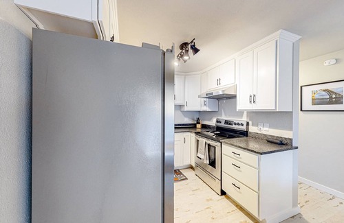 North Bend Condo | Renovated condo with covered porch, grill, & private washer/dryer