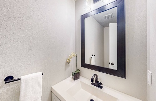 North Bend Condo | Renovated condo with covered porch, grill, & private washer/dryer