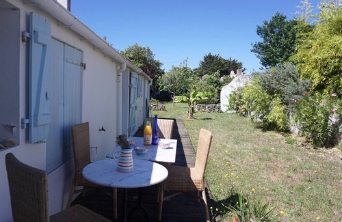 Barbatre House | Renovated Country House with Garden, 2 Bedrooms, 500m from Beach