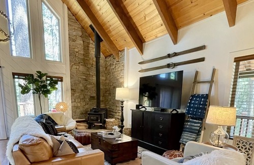 Arnold Ski Chalet | Renovated, cozy Chalet in Blue Lake Springs with SPA!