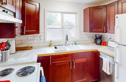 Phinney Ridge House | Renovated, dog-friendly duplex home with balcony - walk to Green Lake