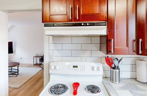 Phinney Ridge House | Renovated, dog-friendly duplex home with balcony - walk to Green Lake
