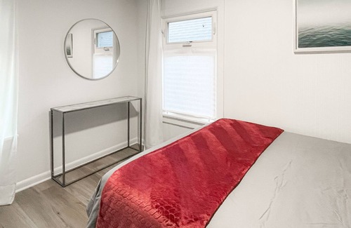 Phinney Ridge House | Renovated, dog-friendly duplex home with balcony - walk to Green Lake