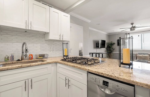 Peachtree Center Apartment | Renovated Downtown Atlanta Condo with City View with Free Parking- 2005