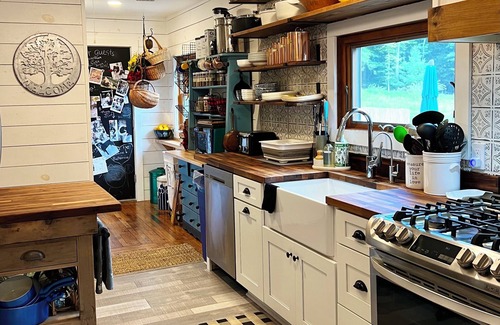 Lake Hill Other | Renovated farmhouse, dogs friendly/hot tub with a mountain view.