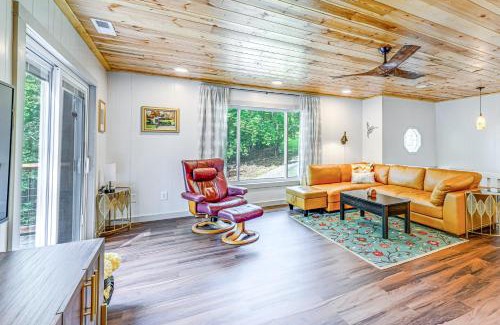 Franklin House | Renovated Franklin Home with Mountain-View Deck!