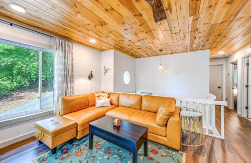 Franklin House | Renovated Franklin Home with Mountain-View Deck!