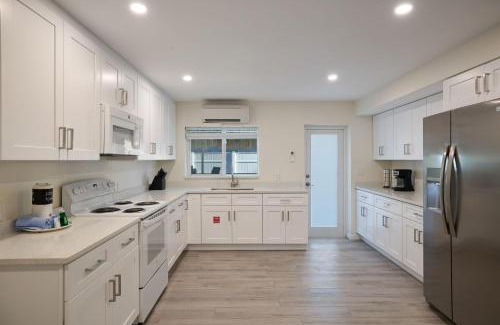 Mid Island House | Renovated Ground Floor 3BR Residence with Pool and Spa at Margarita Mansion