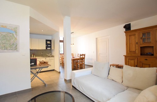 Lugrin House | Renovated house 4 bedrooms, garden, parking, WiFi, pet-friendly