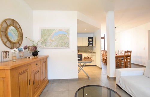 Lugrin House | Renovated house 4 bedrooms, garden, parking, WiFi, pet-friendly