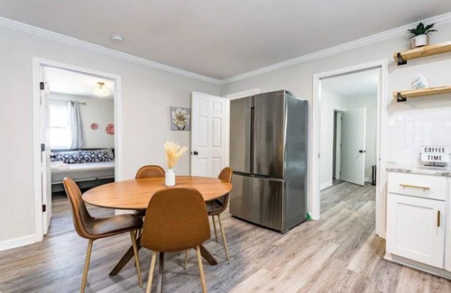 East Durham House | renovated house close to Dtown Durham w king bed