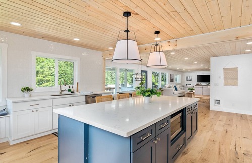 Cloverdale House | Renovated Lake House, Private Sandy Beach, Hot Tub, Pool Table, Fire-Pit, Fishing, One Mile to Ocean