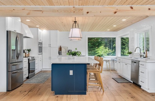 Cloverdale House | Renovated Lake House, Private Sandy Beach, Hot Tub, Pool Table, Fire-Pit, Fishing, One Mile to Ocean
