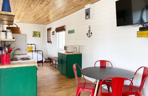 Camdenton Cabin | Renovated lakeside cabin with swimming pool & resort amenities!