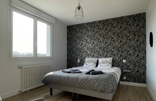 Plounevez-Lochrist House | Renovated, modern country house with covered natural swimming pool