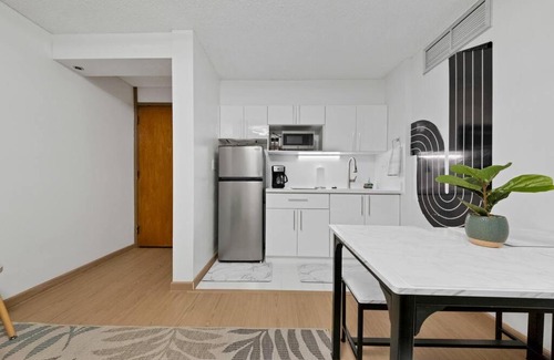 Downtown Honolulu Apartment | Renovated & Modern! Parking+WifI+Pool!