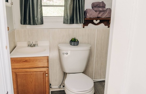 Sabinsville Cabin | Renovated Mountain Studio Cabin