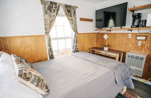 Sabinsville Cabin | Renovated Mountain Studio Cabin