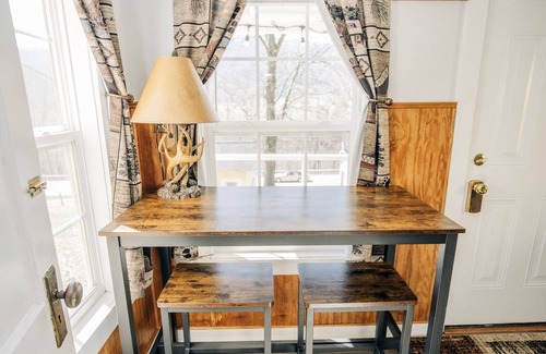 Sabinsville Cabin | Renovated Mountain Studio Cabin